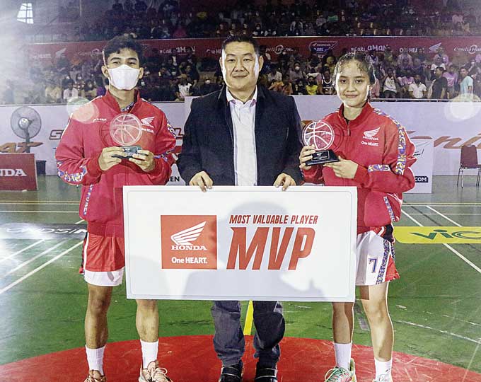 Pemain putra SMAN 1 Pekanbaru Pasha Pahlefi  dan pemain putri SMAN 1 Pekanbaru Prima De Geanissa menjadi MVP Honda DBL With KFC 2022-2023 Riau Series di Gelanggang Remaja, Pekanbaru, Jumat (20/1/2023).