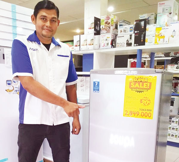 SPM Central Panam Elektronik memamerkan freezer Aqua AQF-S6, Ahad (26/7/2020).(MUJAWAROH ANNAFI/RIAUPOS.CO)