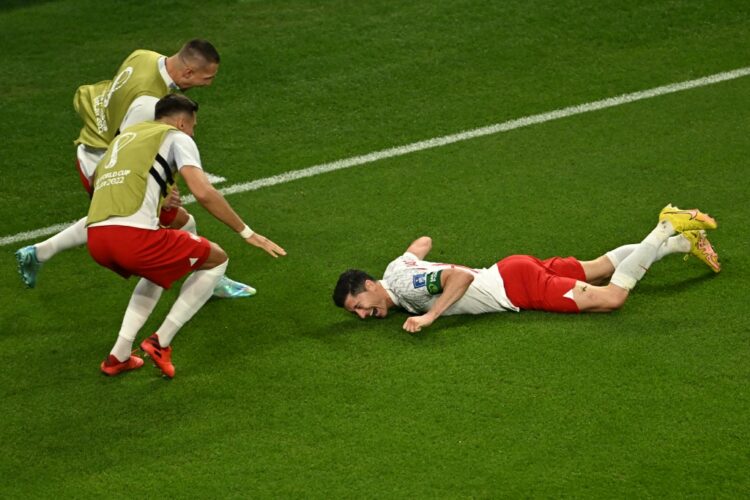 Penyerang Polandia Robert Lewandowski merayakan gol yang dia cetak ke gawang Arab Saudi. Ini adalah gol pertama Lewandowski pada ajang Piala Dunia.