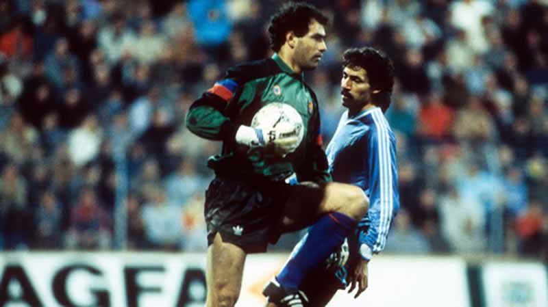 Kiper legendaris Timnas Spanyol dan Barcelona, Andoni Zubizaretta, dalam salah satu aksinya ketika masih aktif bermain. (MARCA)