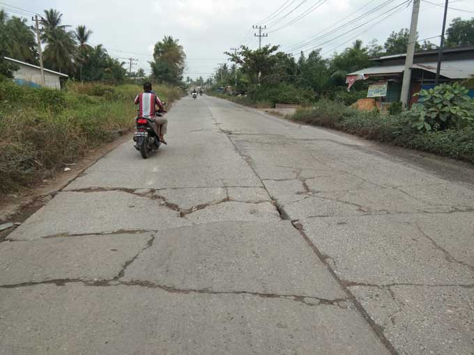Sejumlah jalan milik Provinsi Riau di Kota Dumai, khususnya jalan menuju Industri Mundam mengalami kerusakan parah dengan lubang menganga dan rawan kecelakaan, Ahad (23/1/2022).