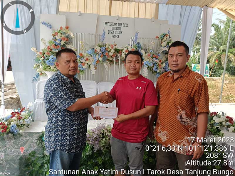Manajemen PT Tasma Puja menyerahkan santunan untuk anak yatim di Desa Kampar, Kecamatan Kampa, Kabupaten Kampar, belum lama ini.