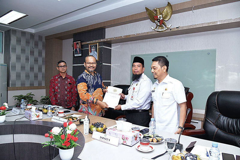 Asisten Pemerintahan dan Kesejahteraan Rakyat Setdakab Bengkalis Andris Wasono menerima berkas pemeriksaan barang dan jasa dari Kepala Sub Auditorat Riau II BPK-RI Perwakilan Riau Nugroho Heru Widodo di Bengkalis, Rabu (4/10/2023).