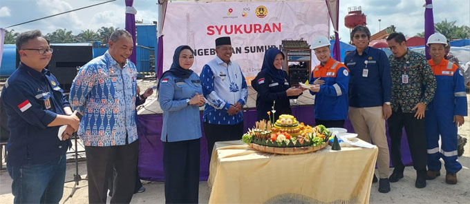 Sekretaris SKK Migas Shinta Damayanti didampingi Bupati Siak Drs H Alfedri MSi membagikan tumpeng kepada Direktur Bumi Siak Pusako Iskandar pada syukuran pengeboran sumur eksplorasi Nuri-1X di Dusun Plambayan Desa Koto Garo, Kecamatan Tapung Hilir, Kampar