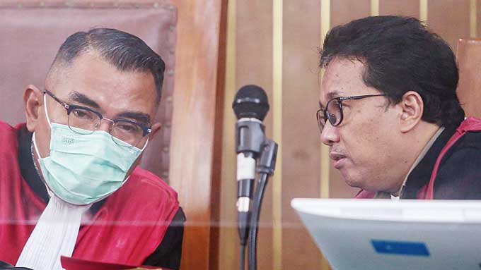 Majelis hakim Pengadilan Negeri Jakarta Selatan Wahyu Imam Santoso (kiri) berbincang sebelum memulai sidang lanjutan kasus pembunuhan berencana terhadap Brigadir Nofriansyah Yosua Hutabarat, Rabu (11/1/2023). Foto bawah, terdakwa Putri Candrawathi dan Ric