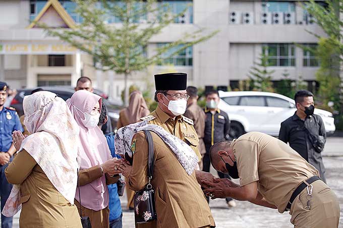 Bupati Inhil HM Wardan bersalam-salaman dengan para ASN di hari pertama masuk kerja, Senin (9/5/2022).