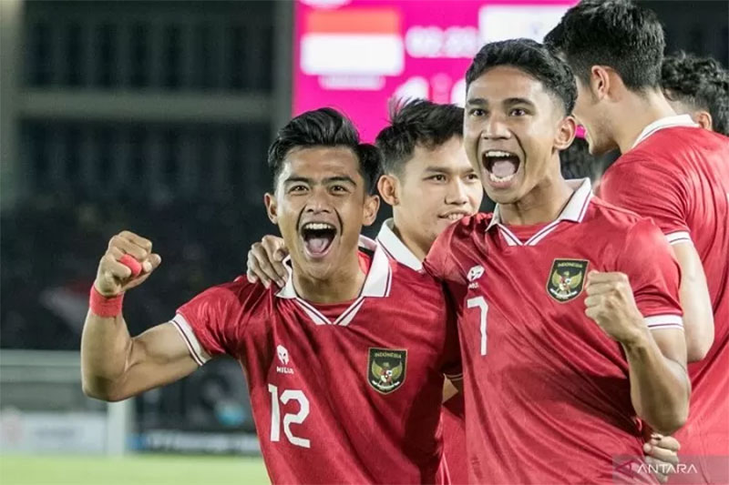 Timnas Indonesia U-23 Marcelino Ferdinan (kanan) berselebrasi bersama Pratama Arhan usai mencetak gol ke gawang Taiwan U-23 pada pertandingan Grup K Kualifikasi Piala Asia U-23 AFC 2024.