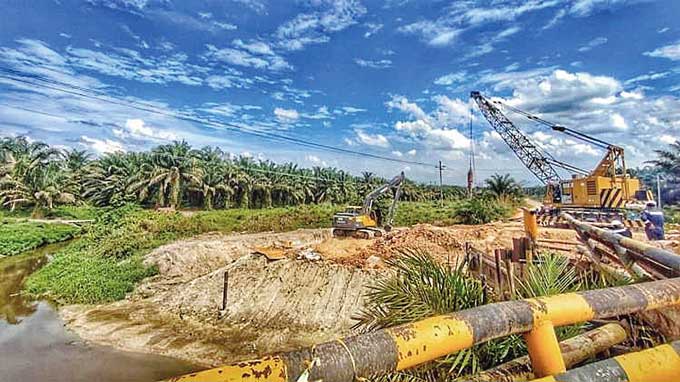 Jembatan South Bekasap mulai diperbaiki PHR sebagai upaya merajut konektivitas dan ekonomi masyarakat di Kecamatan Mandau, Senin (3/7/2023).