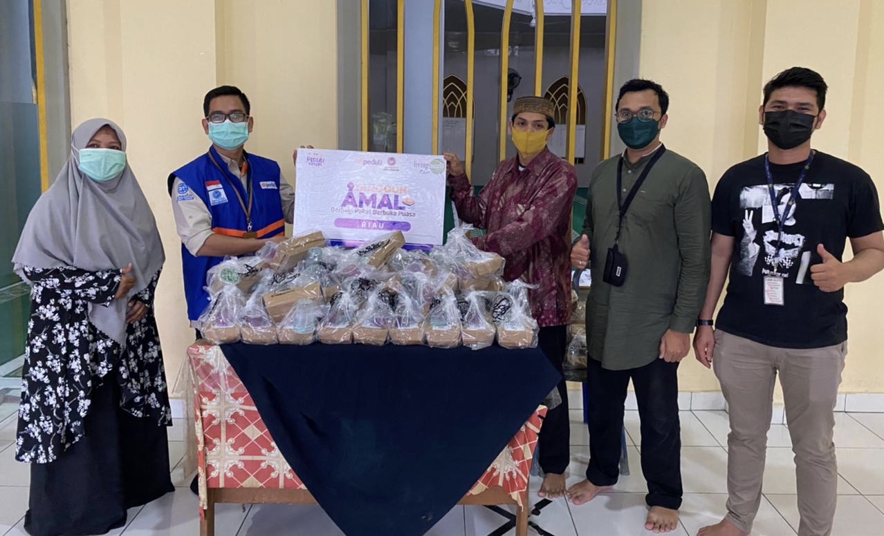 Perwakilan Manajemen Living World Pekanbaru berfoto bersama pihak masjid penerima bantuan CSR Living World di bulan ramadan 1442 Hijriah.