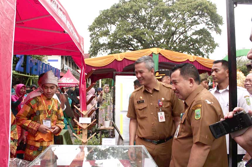Kepala SMKN 2 Pekanbaru H Peridaswandi SPd MPd (kanan)Â bersama Plt Kadisdik Riau M Job Kurniawan AP MSi saat meninjau pameran SMKN 2 Pekanbaru, Selasa (20/12/2022).