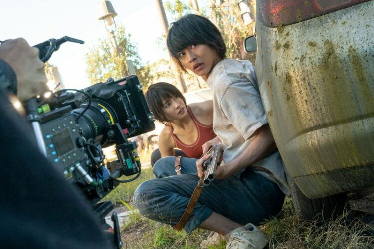 Kento Yamazaki dan Tao Tsuchiya dalam behind the scenes Alice in Borderland musim kedua.