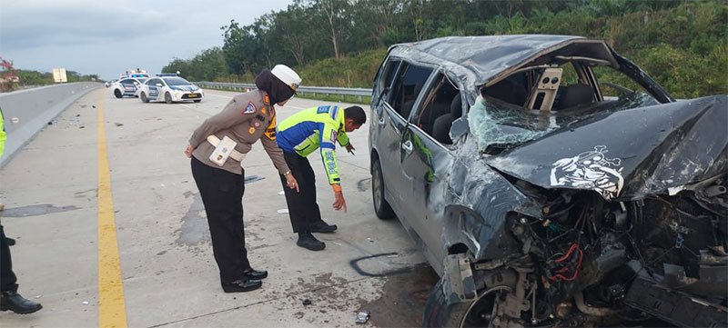 Kasat Lantas Polres Kampar AKP Viola Dwi Anggreni saat melakukan olah TKP laka tunggal di ruas Tol Pekanbaru-Bangkinang Km 33, Sabtu (23/12/2023).