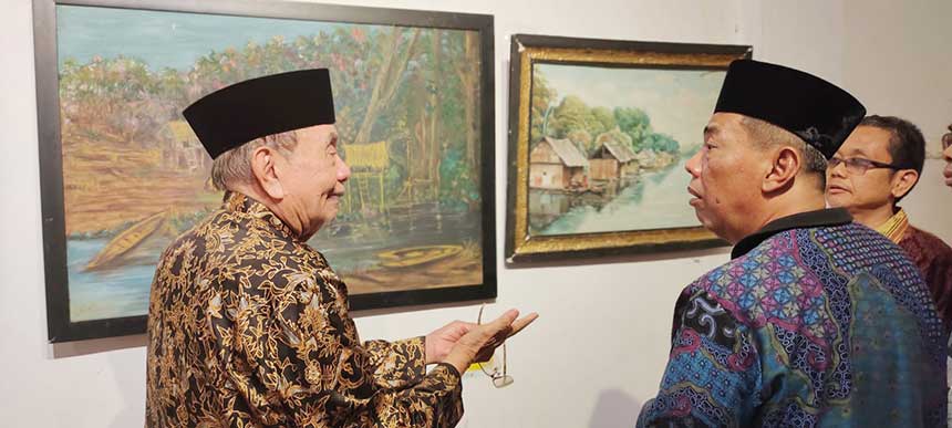 Perupa dan budyawan Riau OK Nizami Jamil (kiri) saat berbincang dengan Ketua Komisi I DPRD Riau Eddy A Mohd Yatim dan Ketua Galeri Hang Nadim Furqon LW (kanan) saat pembukaan pameran  lukisan â€œMasterRiauâ€ di kawasan Bandar Serai, Purna MTQ, Pekanbaru,