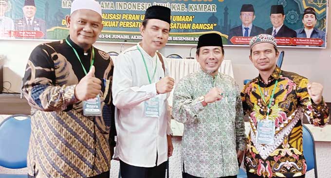 Dr H Mawardi Muhammad Saleh Lc MA (dua kanan) kembali terpilih secara aklamasi menjadi ketua umum MUI Kabupaten Kampar untuk keempat kalinya periode 2023-2028 di Hotel Altha Bangkinang Kota, Rabu (28/12/2022).