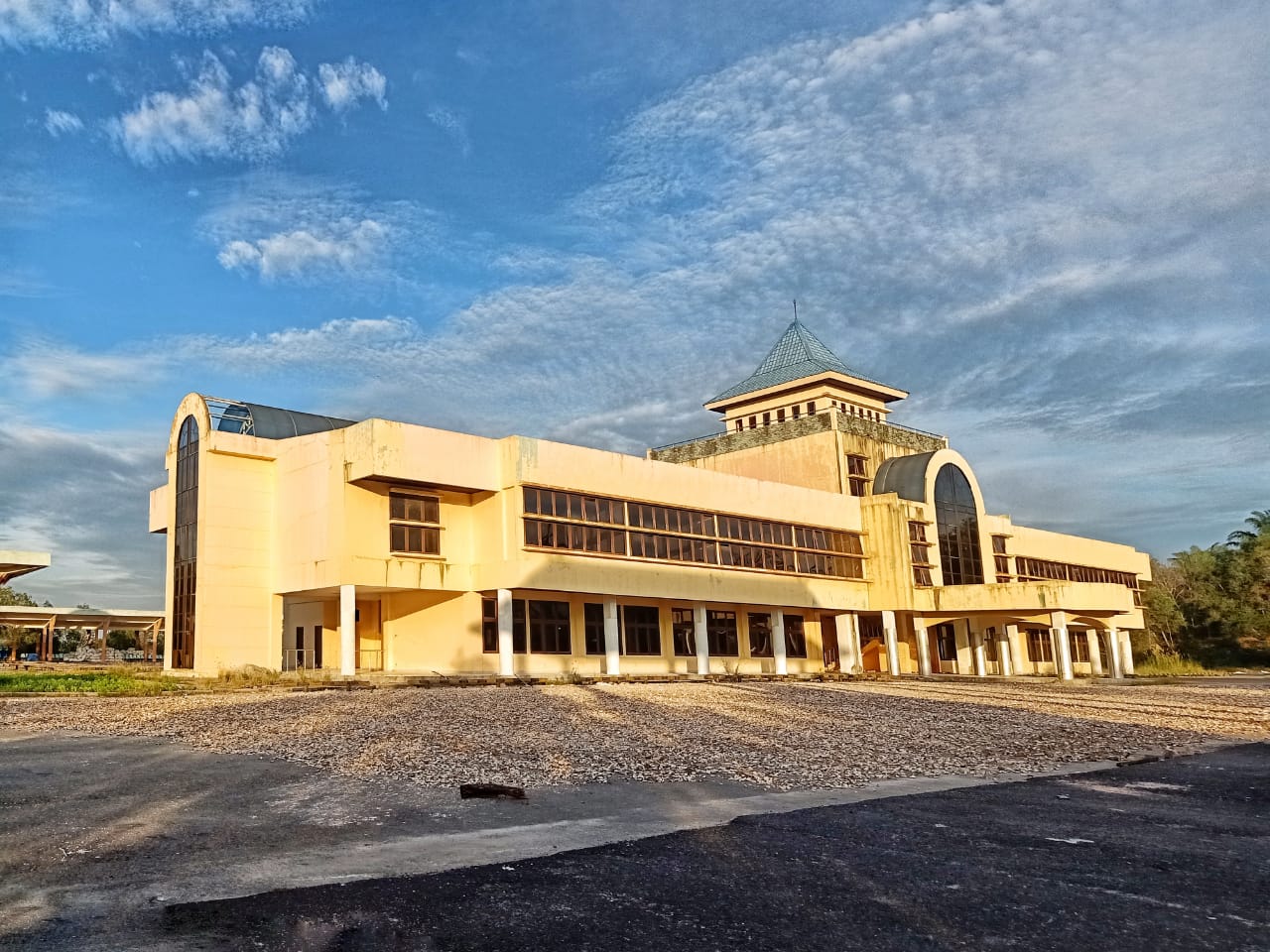 Terminal antar kota antar provinsi (AKAP) di Simpang Lima, Desa Petani, Kecamatan Bathin Solapan, Kabupaten Bengkalis, yang belum berfungsi hingga saat ini.(PANJI A SYUHADA/RIAU POS)
