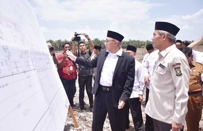 Pj Bupati Kampar Dr H Kamsol MM me;ihat denah pembangunan Pondok Pesantren Darunnajah 21 di wilayah Perkebunan PTPN V Desa Perhentian Raja, Kecamatan Perhentian Raja,Â  Selasa (7/3/2023).Â 
