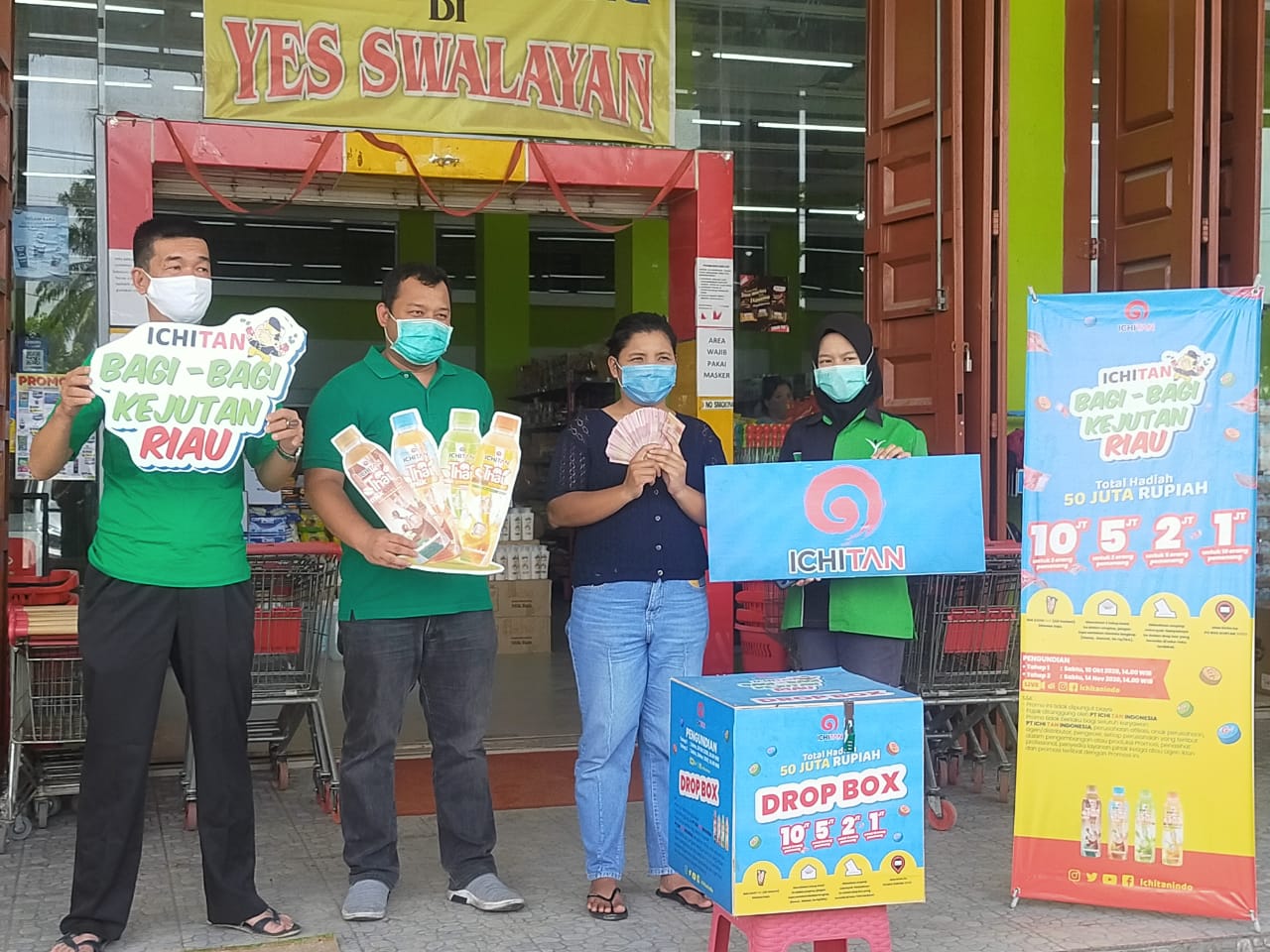 Tim Ichitan saat mendatangi rumah pemenang undian dan memberikan hadiah secara tunai, Ahad (11/10/2020). (ANNAFIMUJA/RIAUPOS.CO)