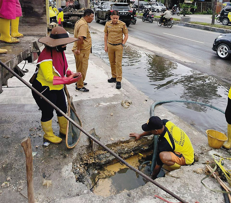 Kepala Dinas PUPR Pekanbaru Edward Riansyah memantau pelaksanaan pembersihan drainase di Jalan HR Soebrantas, Senin (4/12/2023).