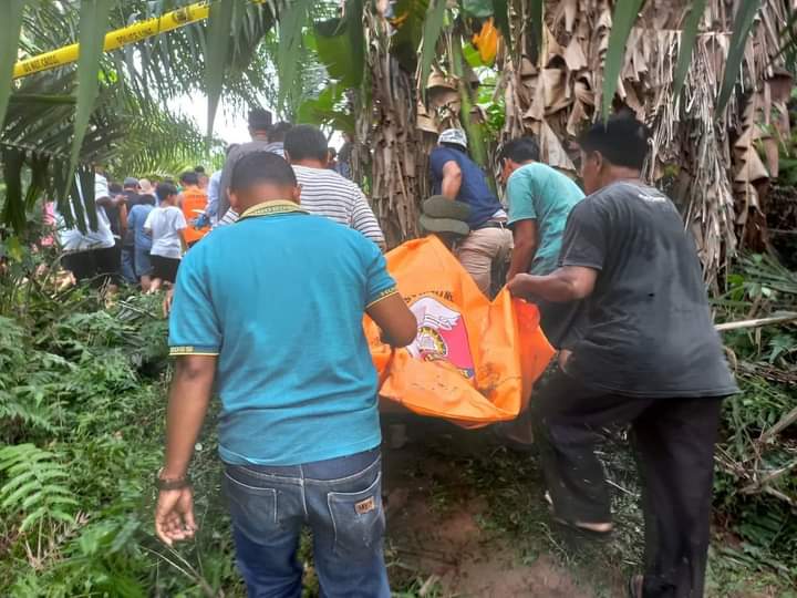 Warga mengevakuasi sosok mayat laki-laki yang ditemukan mengambang di Sungai Kuantan, Desa Siberakun, Kecamatan Benai, Senin (3/7/2023).