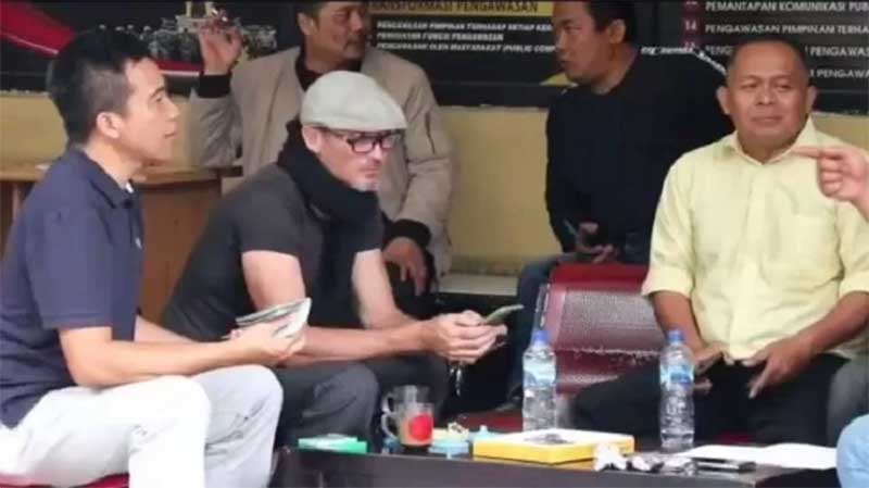 Bule Australia, Brenton Craig Abbas Abdullah, 43, yang meludahi imam masjid di Bandung, resmi ditetapkan sebagai tersangka.
