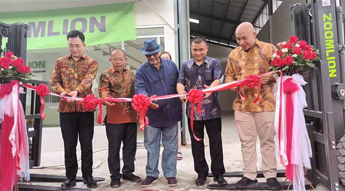 Pemotongan pita saat peresmian PT Zoomlion Indonesia Heavy Industry di Jalan Siak II, Kota Pekanbaru, Jumat (29/7).