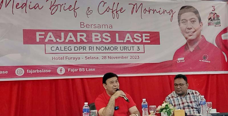 Caleg DPR RI Fajar BS Lase saat coffee morning di Pekanbaru, Selasa (28/11/2023).