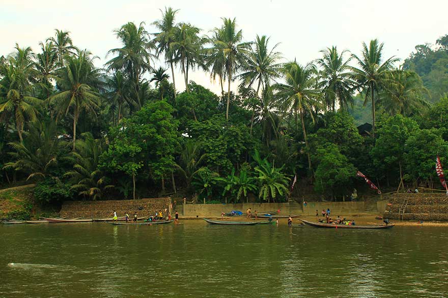 Masyarakat Desa Tanjung Beringin, Rantau Kampar Kiri beraktivitas di Sungai Subayang yang membelah kawasan Rimbang Baling.