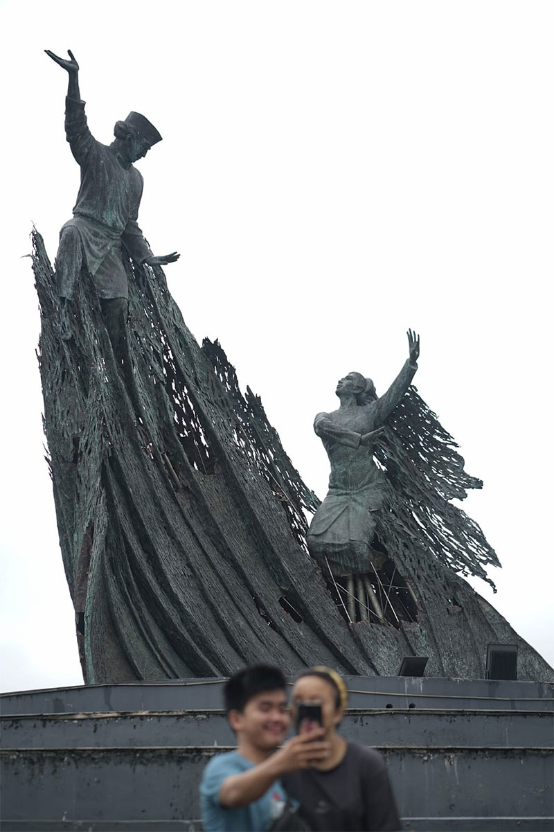 Tugu zapin yang merupakan ikon Kota Pekanbaru.