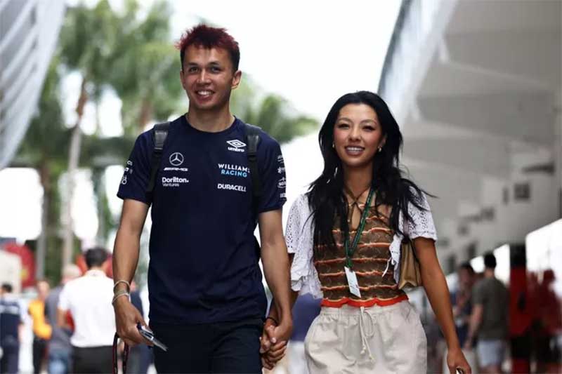 Alexander Albon (kiri) dan Muni Lily He saat berada di Miami, Florida.