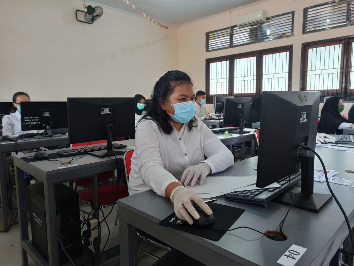 Universitas Riau (Unri) melaksanakan Ujian Tulis Berbasis Komputer (UTBK) jalur penerimaan Seleksi Bersama Masuk Perguruan Tinggi Negeri (SBMPTN) tahun 2020, bertempat di SMKN 2 Pekanbaru, Jalan Pattimura, Ahad (5/7/2020). (DOFI ISKANDAR/RIAUPOS.CO)