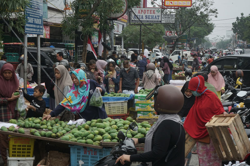 Situasi di pasar tumpah Jalan Ahmad Yani yang memakai badan jalan, Ahad (10/9/2023) pagi. Pedagang diperbolehkan berjualan di pasar tumpah mulai subuh hingga pukul 08.00 WIB.