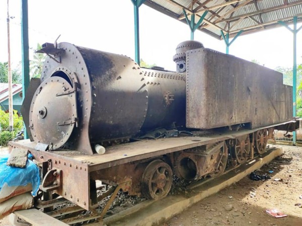 Lokomotif uap buatan Jerman pada pendudukan Jepang yang kini terparkir di Jorong Silukah, Nagari Durian Gadang, Kabupaten Sijunjung, Sumatera Barat.