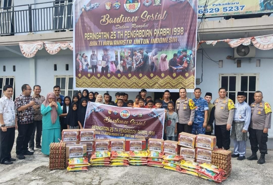 Jebolan Akabri 98 foto bersama pengurus dan anak asuh Panti Asuhan Al Ilham Pekanbaru, Jumat (15/12/2023).