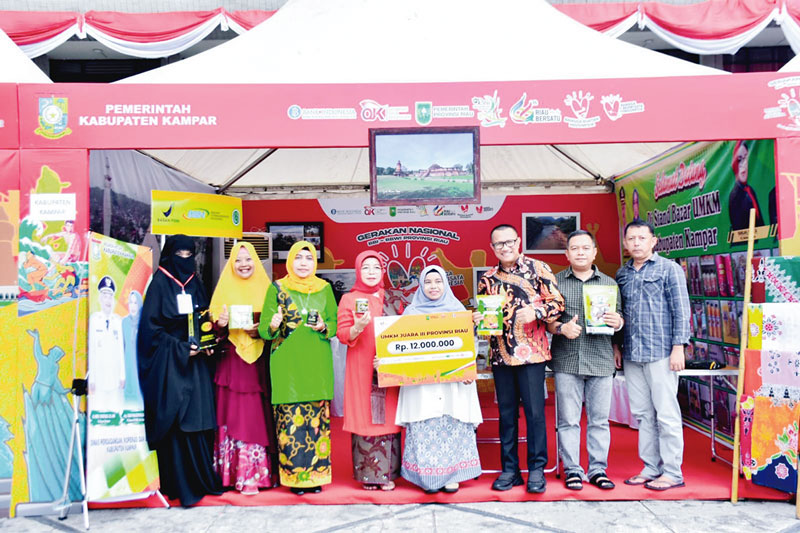 Pj Sekda Kampar Ramlah SE MM dan pemenang juara III Karupuok Lomang Balado Ummi Husnimarti foto bersama usaiÂ  acara harvestingÂ  Gernas BBI dan BBWI Provinsi Riau di halaman Kantor Gubernur Riau, Pekanbaru, Sabtu (29/7/2023).