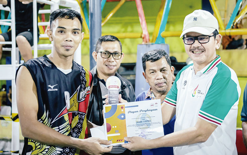 Sekko Dumai Indra Gunawan menyerahkan trofi kepada tim  Ivoska yang menjadi juara I pada Turnamen Bolavoli Dumai 2023, Rabu (13/12/2023).