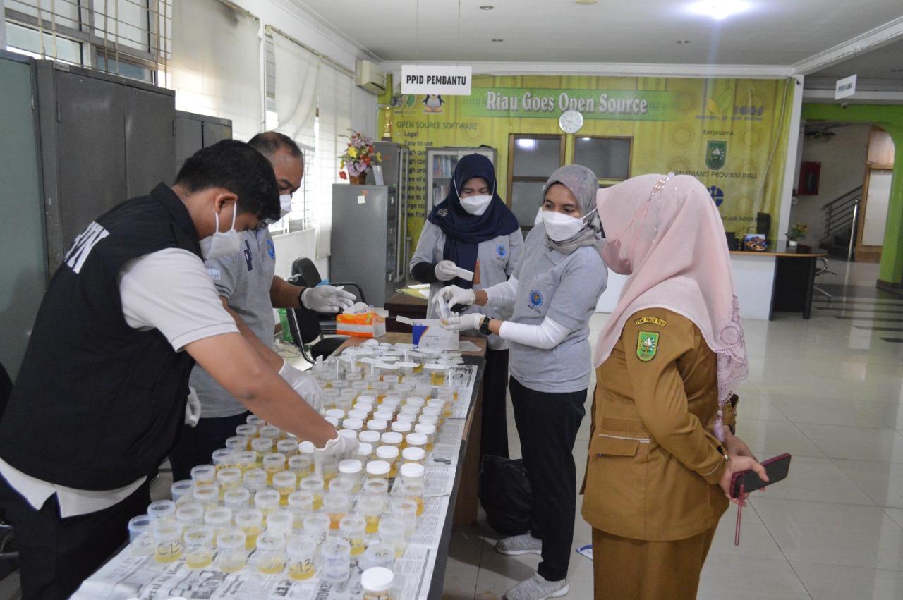 BNNP laksanakan tes urine pegawai Diskominfo Riau, Senin (12/12/2022).