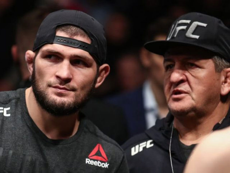 Juara dunia kelas ringan UFC Khabib Nurmagomedov dan ayahnya Abdulmanap Nurmagomedov. (TWITTER/JUSTIN GAETHJE)