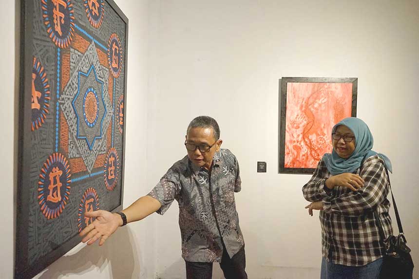 Ketua Galeri Hang Nadim (GHN) Furqon Elwe menunjukkan karya seniman pada pameran seni bertajuk â€œTransVisualâ€ di Galeri Hang Nadim Bandar Seni Raja Ali Haji, Pekanbaru, Sabtu (15/7/2023) malam.