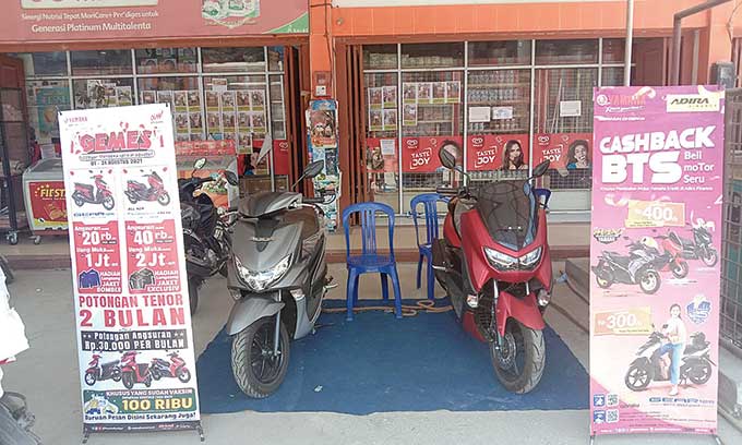 Beberapa sepeda motor Yamaha dipamerkan di CG Mart Pasir Putih, Selasa (17/8/2021).