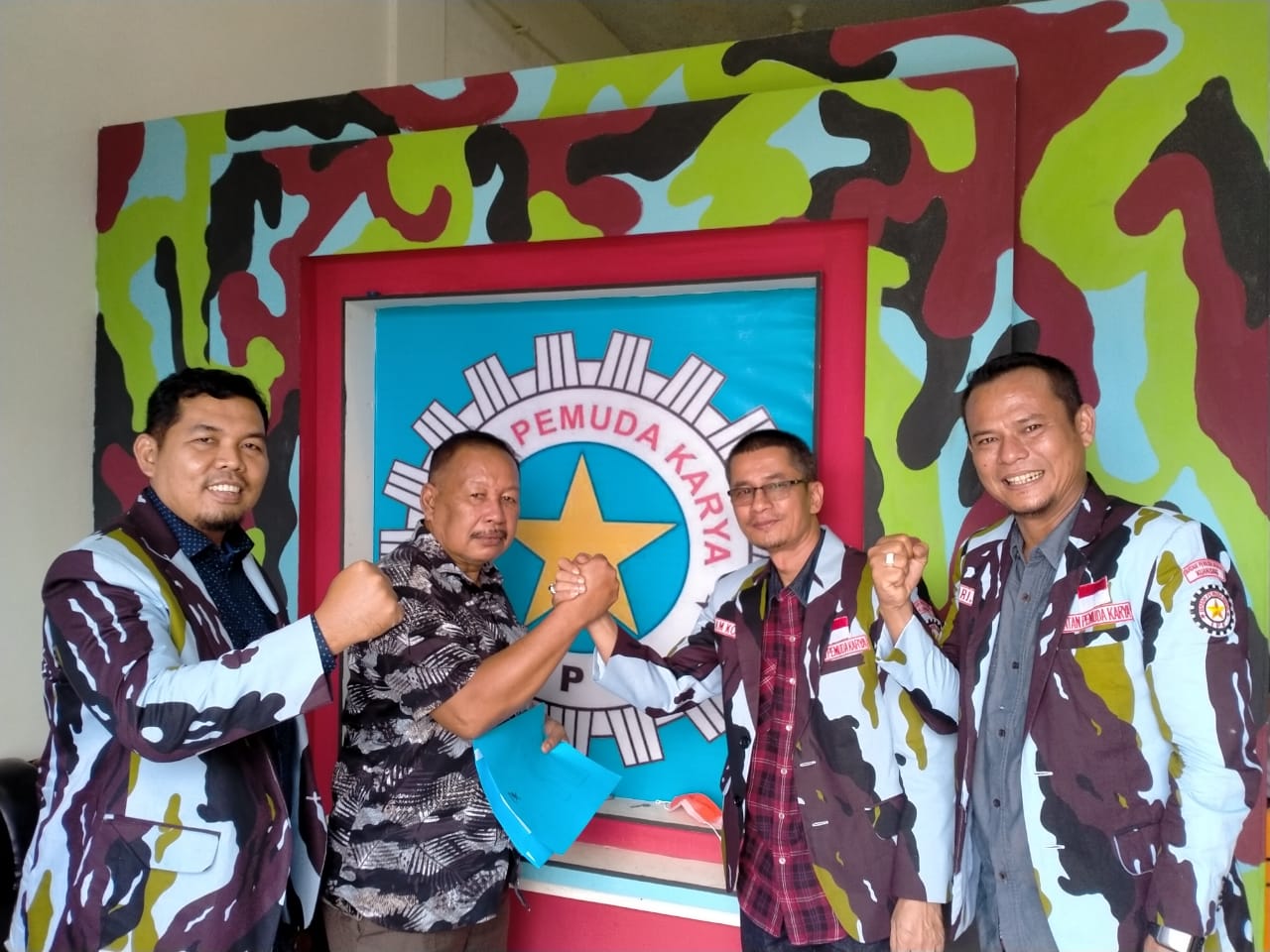 Ketua IPK Kabupaten Kuantan Singingi Syam Koto (kanan) menyerahkan mandat kepada Ketua PAC IPK Gunung Toar Samsir Alam (kiri) di Kantor IPK Kabupaten Kuantan Singingi,  Selasa (30/6/2020). (DESRIANDRI CHANDRA/RIAUPOS.CO)