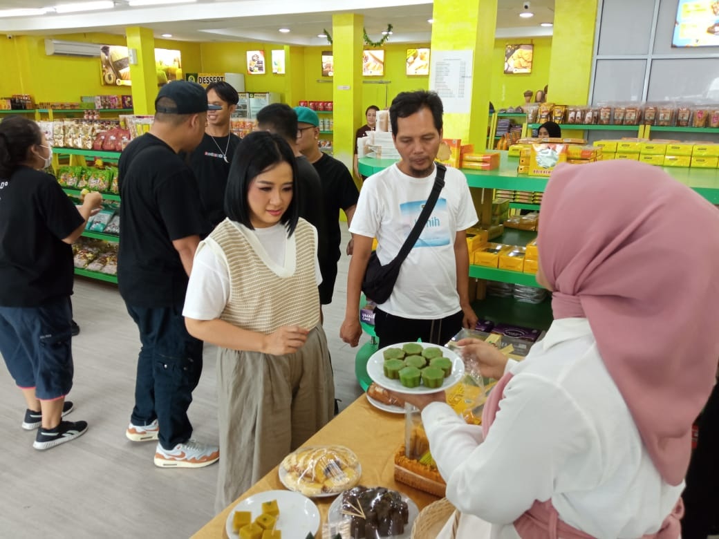 Penyanyi Astrid mencoba salah satu makanan khas Riau di Khadijah Oleh-oleh Pekanbaru pada Jumat (25/8/2023) siang, ft hendrawan kariman