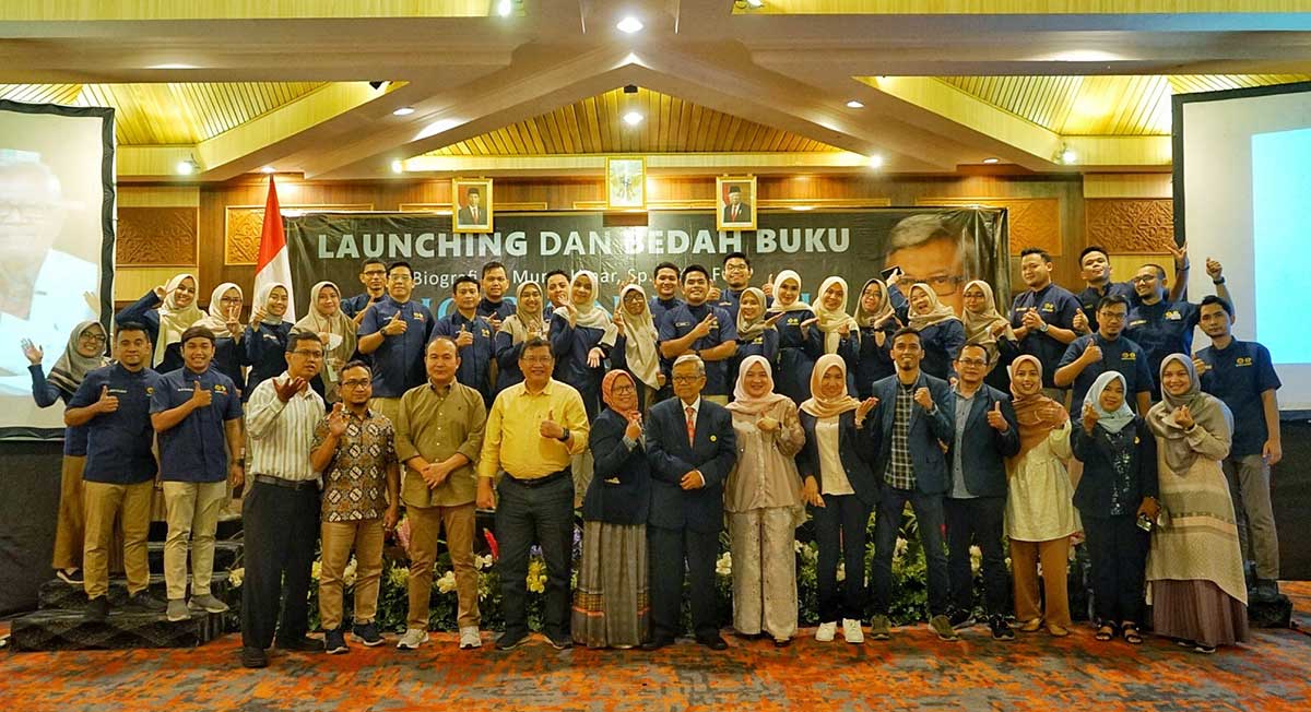 Peserta PPDS Pulmonologi FK Unri dan anggota PDPI Riau bersama dr Munir usai acara launching dan bedah buku di Hotel Pangeran Pekanbaru, Sabtu (24/12/2022).