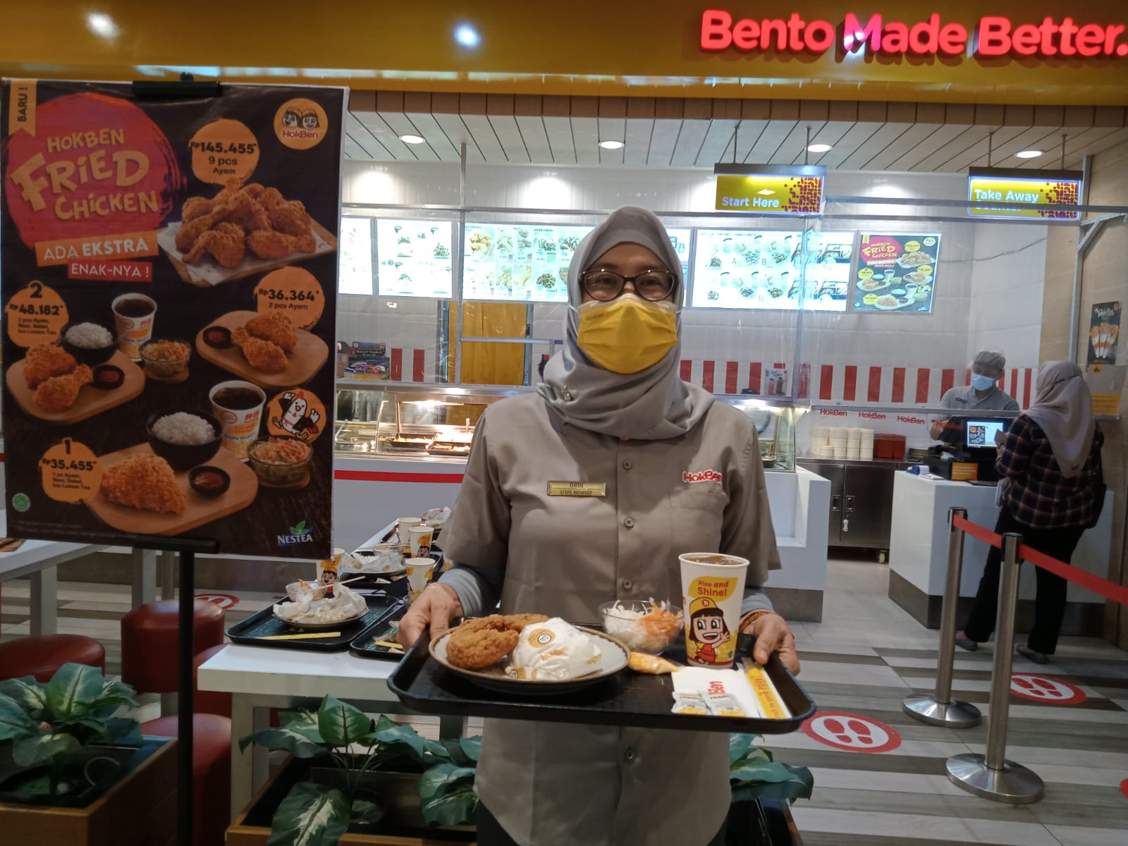 Store Manager HokBen Living World Orin memperlihatkan menu baru HokBen fried Chicken di HokBen Living Worl Pekanbaru, Riau, Rabu (12/1/2022).