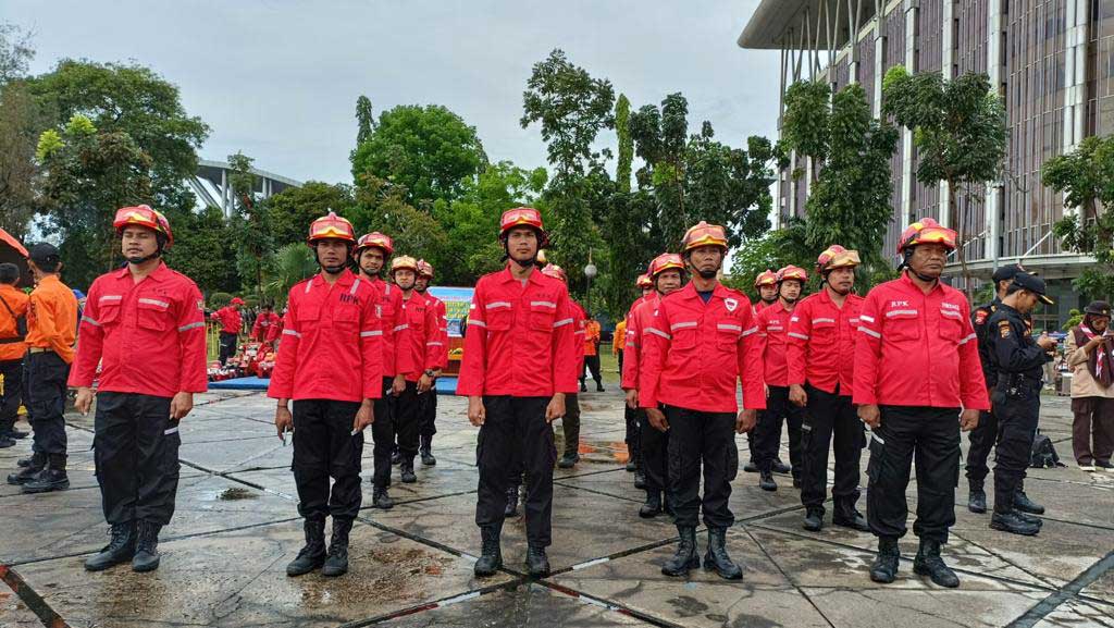 Petugas Regu Pemadam Kebakaran (RPK) dalam penanggulangan karhutla berbaris di Halaman Kantor Gubernur Riau, Selasa (21/3/2023).