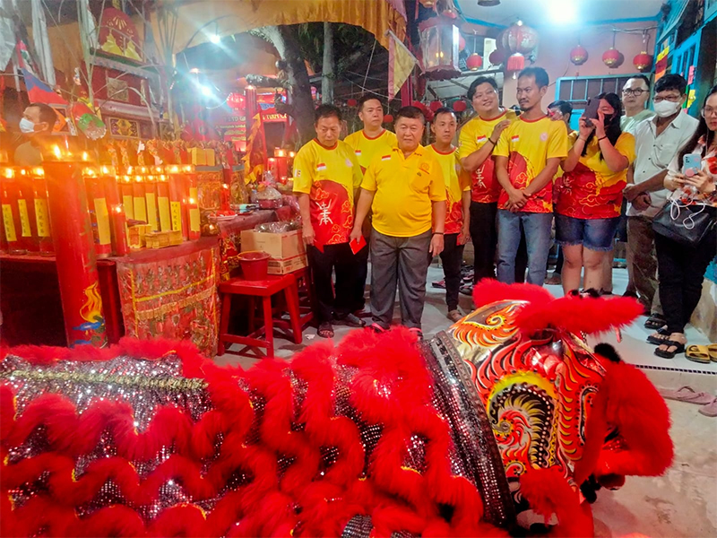 Perayaan HUT TITD Giok Ong Tian Co Ke-5 berlangsung meriah dengan pertunjukan barangsai yang dinikmati oleh seluruh umat, Ahad (23/7/2023).