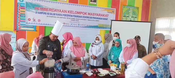 Organisasi Indonesian Chef Association (ICA) melatih puluhan ibu dan pengelola Dapur Sehat Atasi Stunting (Dashat) dalam mengolah makanan sehat dan bergizi di Kota Dumai, Rabu (19/10).