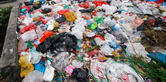 Sampah menumpuk di Jalan Lili, simpang Jalan Tamtama, Kecamatan Payung Sekaki, beberapa hari lalu. Sampah menumpuk ini tepat berada di pinggir jalan sehingga menimbulkan bau tidak sedap.