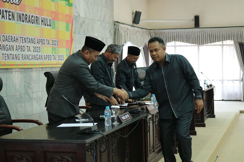 Ketua Fraksi PKB DPRD Inhu, Dodi Irawan (kanan) bersalaman dengan Wabup Inhu, Drs H Junaidi Rachmat MSi usai menyerahkan naskah pandangan umum pada paripurna nota keuangan RAPBD 2023, Rabu (10/8/2022).