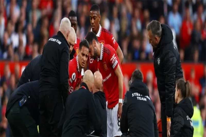 Luke Shaw mengalami cedera saat Manchester United mengatasi Chelsea 4-1 dalam lanjutan Liga Premier di Old Trafford.