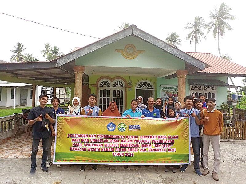 Dosen Fakultas Perikanan Unri Dr Sumarto SPi MS (enam kiri) bersama Tim Pengabdian Masyarakat foto bersama dengan tim penyuluh perikanan dan tenaga lapangan, Rabu (2/8/2023).